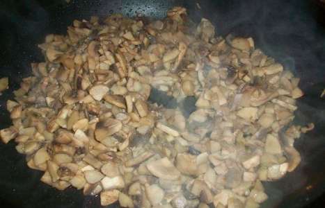 Блинчики с курицей, грибами и сыром рецепт с фото по шагам - фото 6 шага 