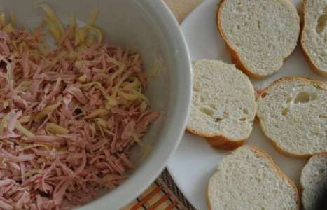 Бутерброды с сыром и колбасой в микроволновке рецепт с фото по шагам - фото 2 шага 