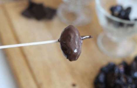 Чернослив в шоколаде рецепт с фото по шагам - фото 3 шага 