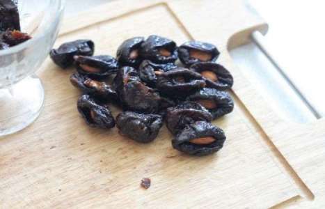 Чернослив в шоколаде рецепт с фото по шагам - фото 2 шага 