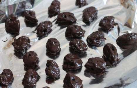 Чернослив в шоколаде рецепт с фото по шагам - фото 4 шага 