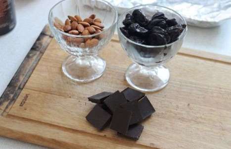 Чернослив в шоколаде рецепт с фото по шагам - фото 1 шага 