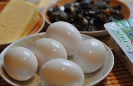 Фаршированные яйца «Грибочки» рецепт с фото по шагам - фото 1 шага 