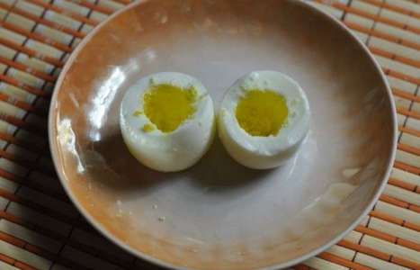 Фаршированные яйца «Грибочки» рецепт с фото по шагам - фото 2 шага 