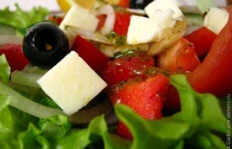Греческий классический салат рецепт с фото по шагам - фото 8 шага 
