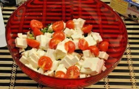 Греческий салат с курицей рецепт с фото по шагам - фото 5 шага 