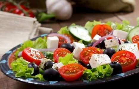Греческий салат с моцареллой рецепт с фото по шагам - фото 9 шага 