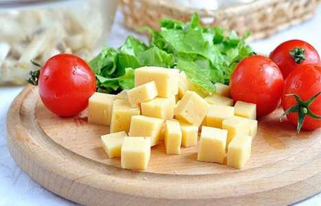 Изысканный салат с шампиньонами, сыром и помидорами рецепт с фото по шагам - фото 3 шага 