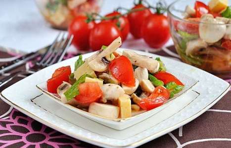 Изысканный салат с шампиньонами, сыром и помидорами рецепт с фото по шагам - фото 4 шага 