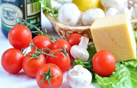 Изысканный салат с шампиньонами, сыром и помидорами рецепт с фото по шагам - фото 1 шага 
