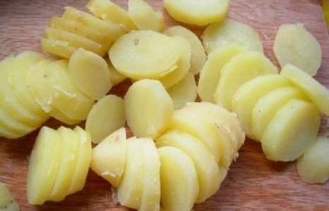 Картофельная запеканка под сыром рецепт с фото по шагам - фото 1 шага 