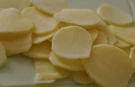 Картофельные чипсы в микроволновке рецепт с фото по шагам - фото 2 шага 