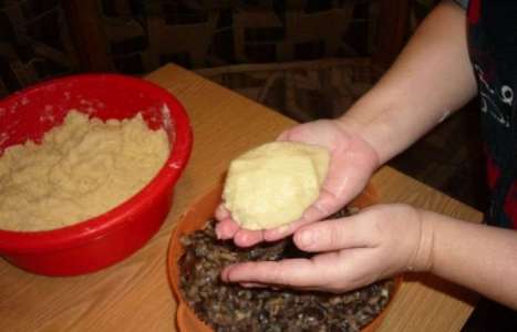 Картофельные пирожки с грибами рецепт с фото по шагам - фото 7 шага 
