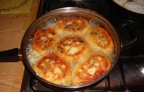 Картофельные пирожки с грибами рецепт с фото по шагам - фото 10 шага 