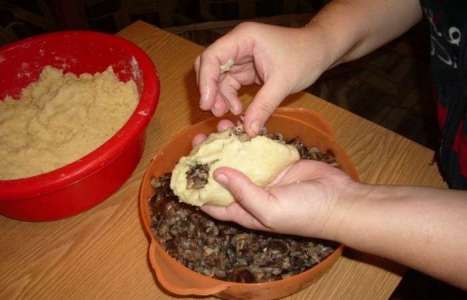 Картофельные пирожки с грибами рецепт с фото по шагам - фото 6 шага 