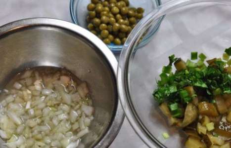 Картофельный салат с маринованными огурцами и горошком рецепт с фото по шагам - фото 2 шага 