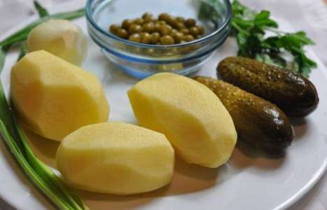 Картофельный салат с маринованными огурцами и горошком рецепт с фото по шагам - фото 1 шага 