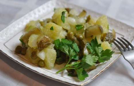 Картофельный салат с маринованными огурцами и горошком