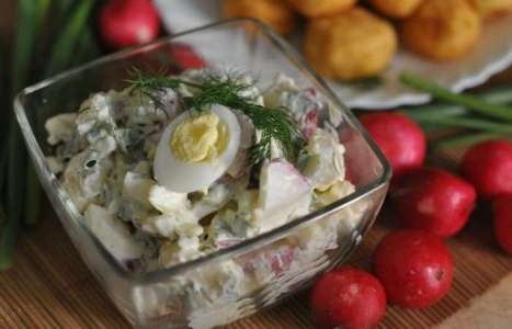 Картофельный салат с редисом и яйцами рецепт с фото по шагам - фото 4 шага 