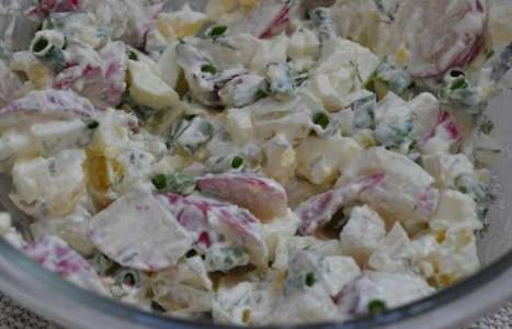 Картофельный салат с редисом и яйцами рецепт с фото по шагам - фото 3 шага 