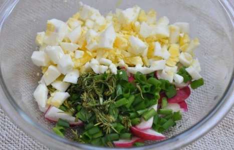 Картофельный салат с редисом и яйцами рецепт с фото по шагам - фото 2 шага 