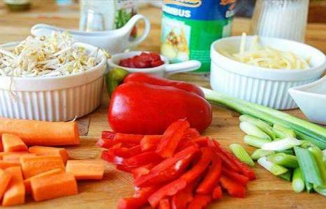 Кисло-сладкий соус из овощей и консервированных ананасов рецепт с фото по шагам - фото 2 шага 