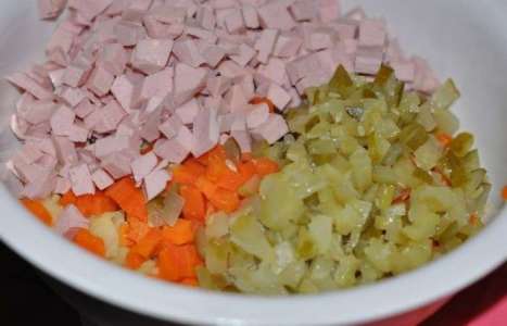 Классический салат «Оливье» с колбасой рецепт с фото по шагам - фото 3 шага 