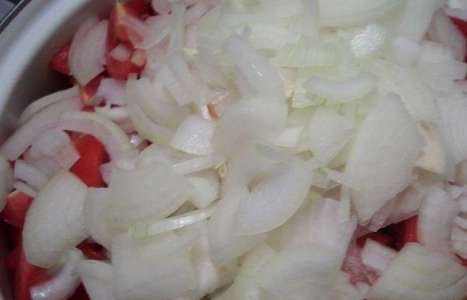 Консервированный салат из помидоров и болгарского перца рецепт с фото по шагам - фото 4 шага 