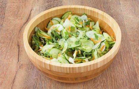 Консервированный салат из свежих огурцов рецепт с фото по шагам - фото 2 шага 