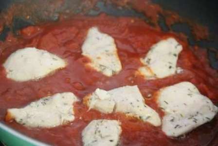 Куриная грудка с помидорами на сковороде рецепт с фото по шагам - фото 7 шага 