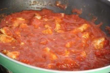 Куриная грудка с помидорами на сковороде рецепт с фото по шагам - фото 8 шага 