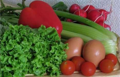 Легкий овощной салат с гренками рецепт с фото по шагам - фото 1 шага 