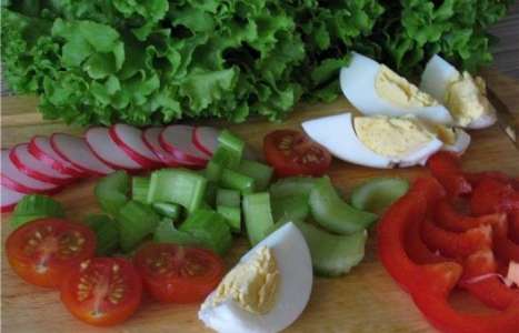 Легкий овощной салат с гренками рецепт с фото по шагам - фото 2 шага 