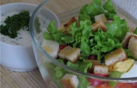 Легкий овощной салат с гренками