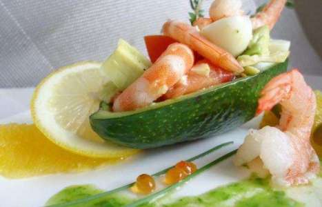 Легкий салат с креветками и авокадо рецепт с фото по шагам - фото 6 шага 