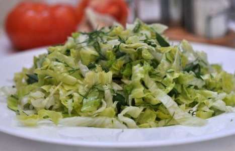 Листовой салат с огурцами