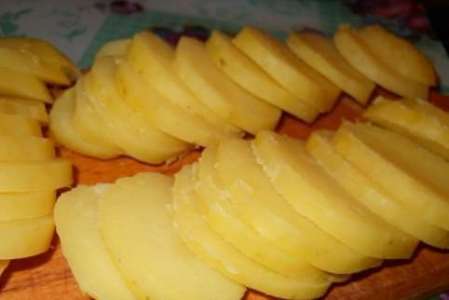 Лосось с картофелем запечённый в духовке рецепт с фото по шагам - фото 5 шага 