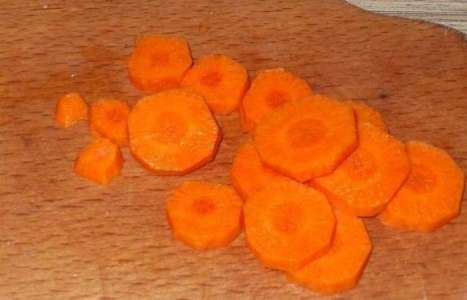 Маринованные огурцы с морковью рецепт с фото по шагам - фото 2 шага 