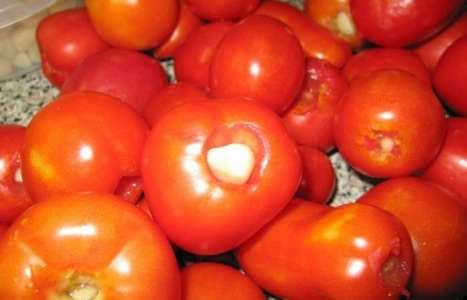 Маринованные помидоры с чесноком рецепт с фото по шагам - фото 3 шага 
