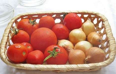 Маринованные помидоры с луком рецепт с фото по шагам - фото 1 шага 