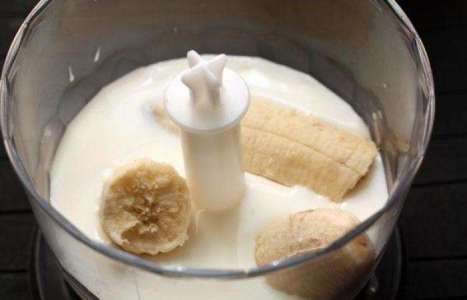 Молочный коктейль с бананом и мороженым рецепт с фото по шагам - фото 1 шага 