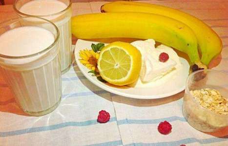 Молочный коктейль с бананом и овсяными хлопьями рецепт с фото по шагам - фото 1 шага 