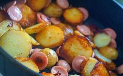 Молодой картофель жаренный в мундире с сосисками рецепт с фото по шагам - фото 3 шага 
