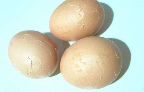 Мраморные крашеные яйца рецепт с фото по шагам - фото 2 шага 