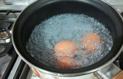 Мраморные крашеные яйца рецепт с фото по шагам - фото 1 шага 