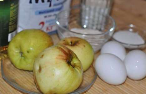 Нежные яблоки в кляре рецепт с фото по шагам - фото 1 шага 