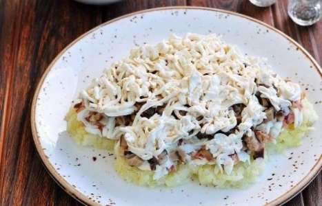 Новогодний салат «Собачка» с маринованными грибами и копченой курицей рецепт с фото по шагам - фото 7 шага 