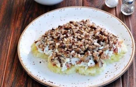 Новогодний салат «Собачка» с маринованными грибами и копченой курицей рецепт с фото по шагам - фото 6 шага 