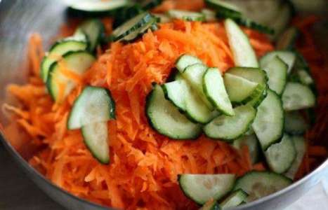 Острый салат из моркови рецепт с фото по шагам - фото 2 шага 