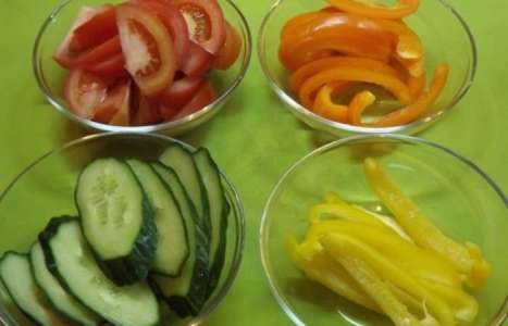 Овощной салат-нарезка «Петух» рецепт с фото по шагам - фото 3 шага 